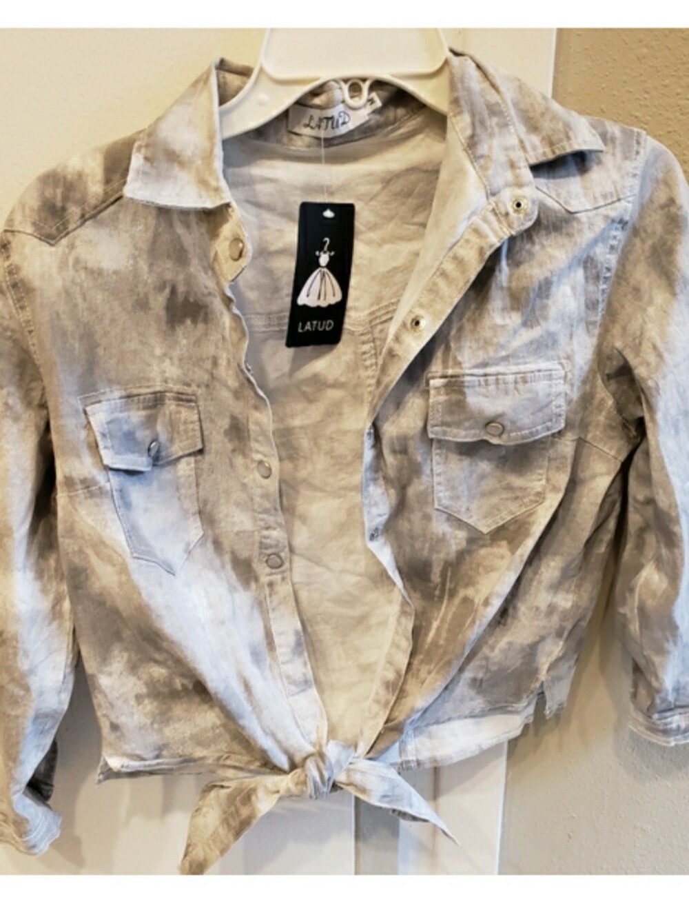 Latud grey & white button, tie front short layer top, new